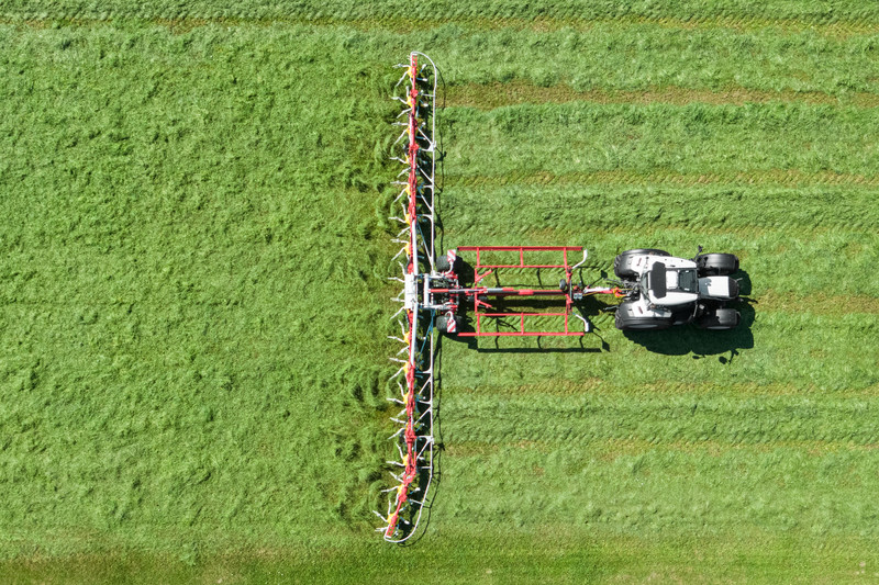 Широкозахватная ворошилка HIT