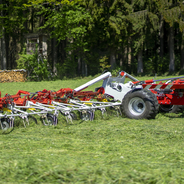 Широкозахватная ворошилка HIT