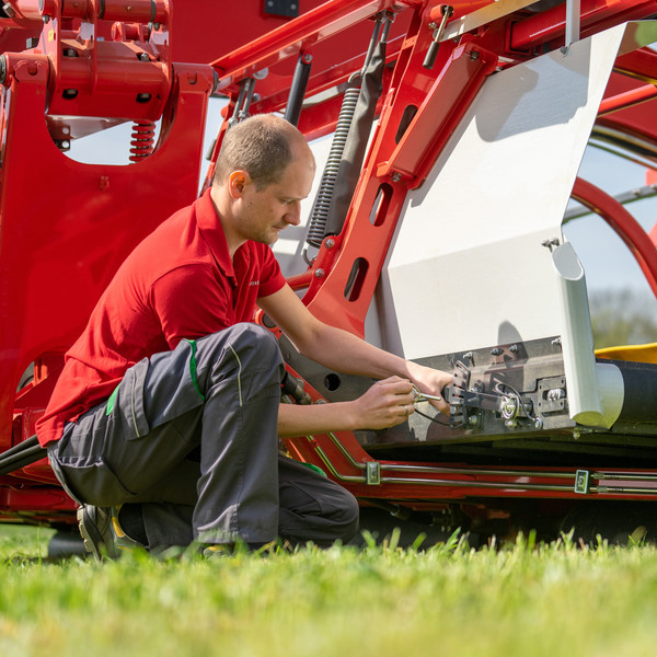 Прицепной ленточный валкообразователь с универсальной укладкой валка MERGENTO VT