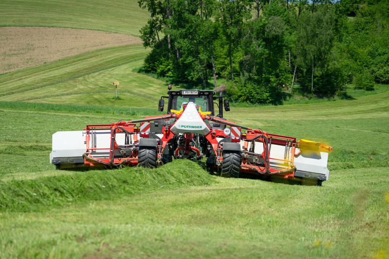 Прицепной ленточный валкообразователь с универсальной укладкой валка MERGENTO VT