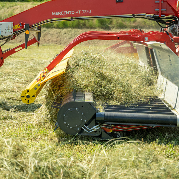 Прицепной ленточный валкообразователь с универсальной укладкой валка MERGENTO VT