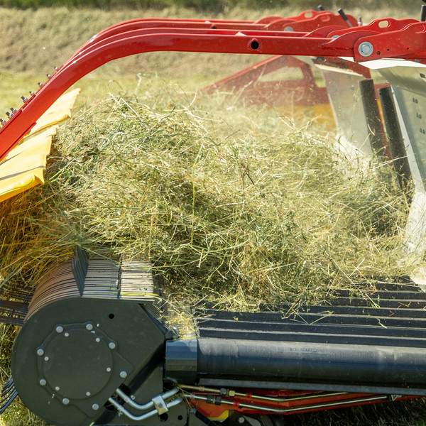 Прицепной ленточный валкообразователь с универсальной укладкой валка MERGENTO VT