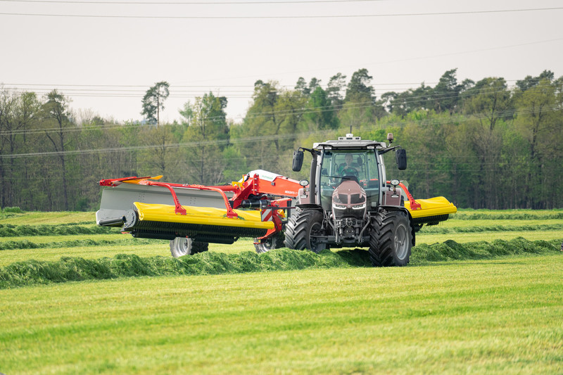 Прицепной ленточный валкообразователь с универсальной укладкой валка MERGENTO VT