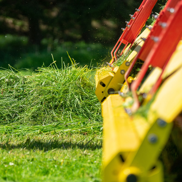 Прицепной ленточный валкообразователь с универсальной укладкой валка MERGENTO VT