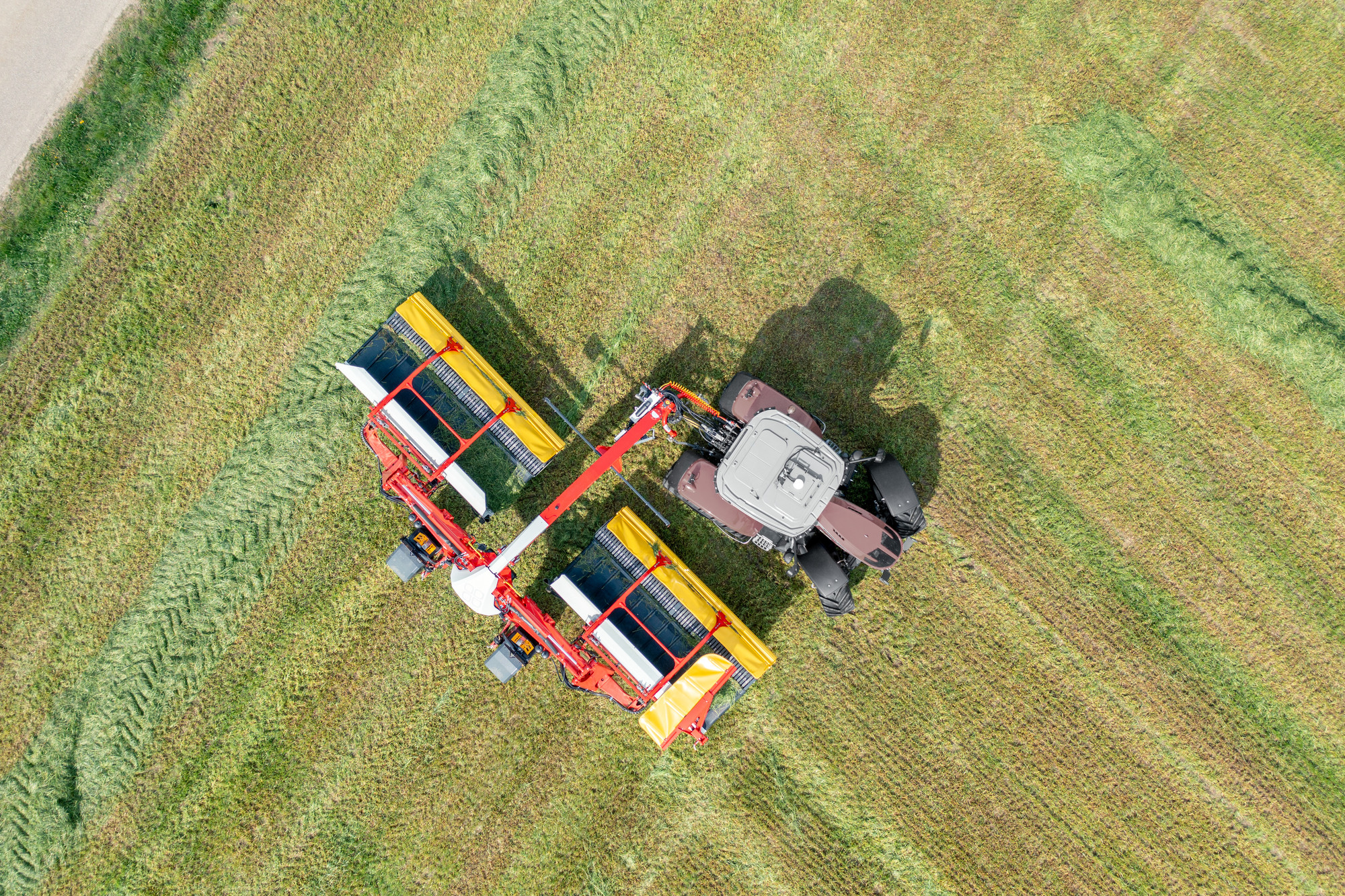 Прицепной ленточный валкообразователь с универсальной укладкой валка MERGENTO VT