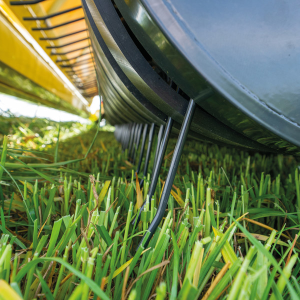 Прицепной ленточный валкообразователь с универсальной укладкой валка MERGENTO VT